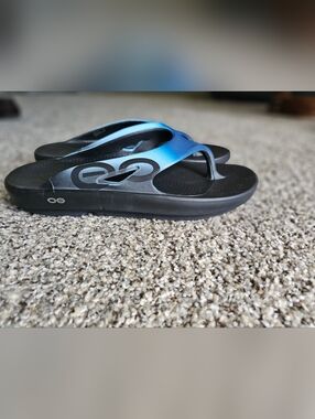 OOFOS Men' Black and Blue Flip Flop Sandals for Everyday Play